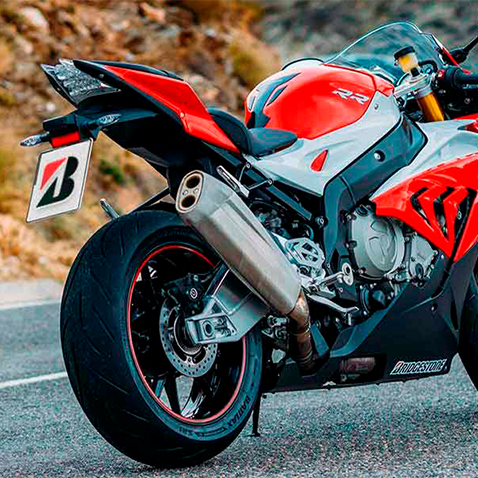 moto-con-llantas-bridgestone